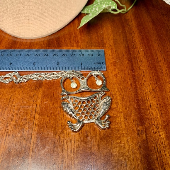 Vintage Articulated Silver Tone Frog Pendant Necklace with moving Crystal Eyes - Picture 6 of 7